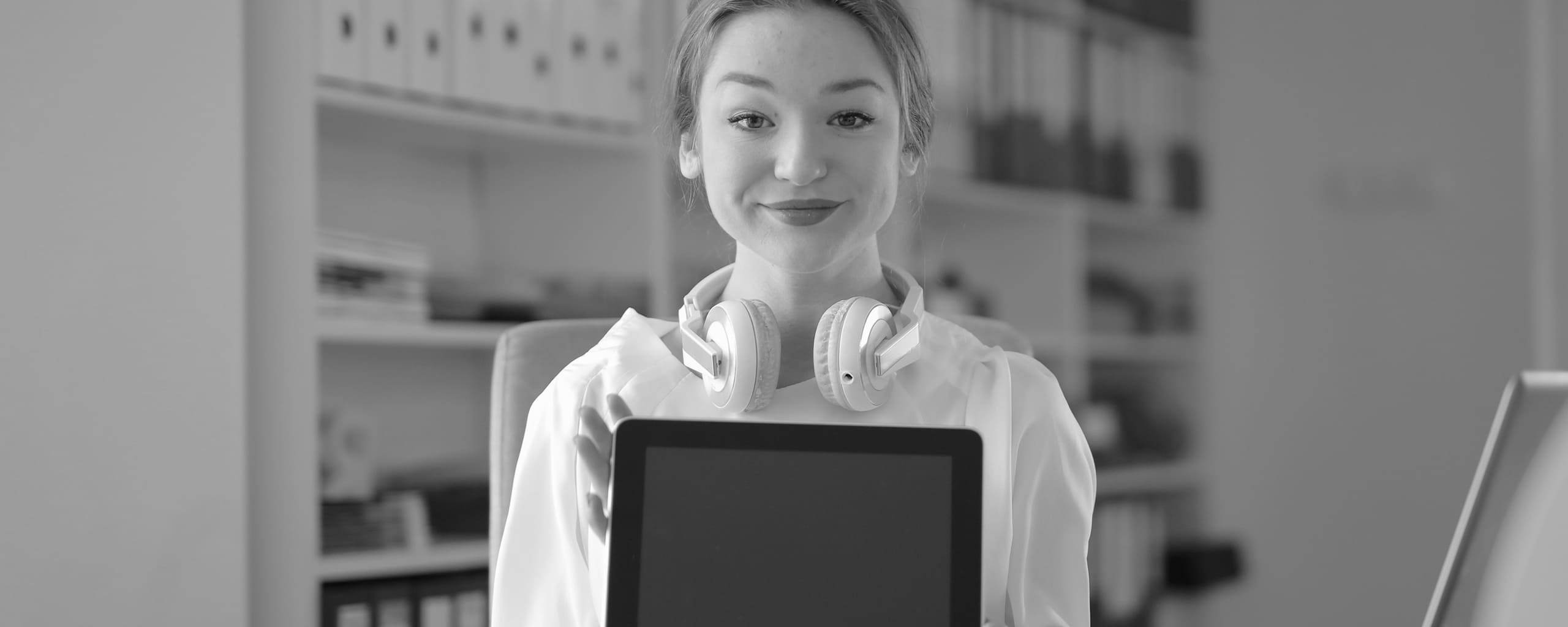 Fröhliche Frau mit Tablet